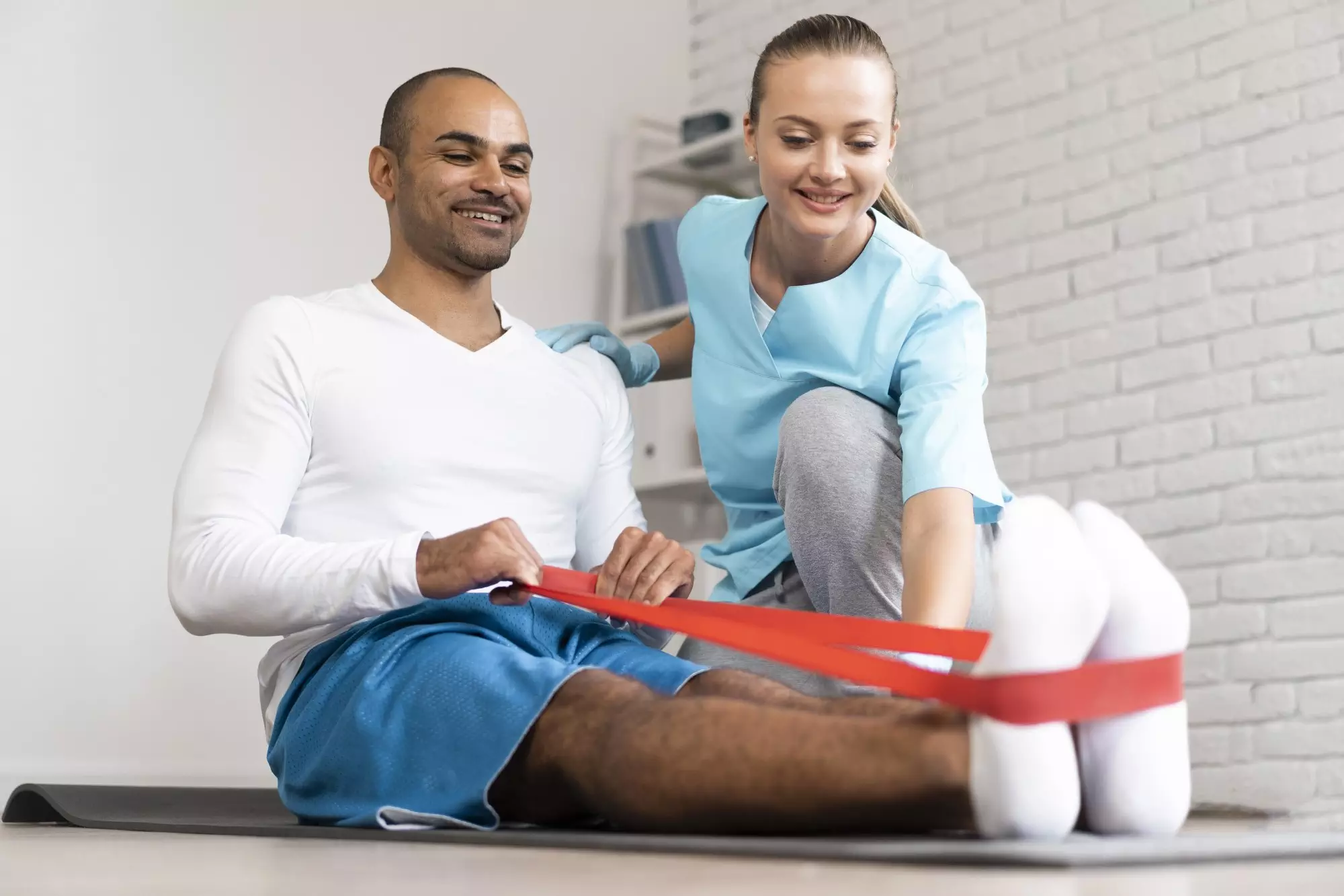 physiotherapist-elastic-band